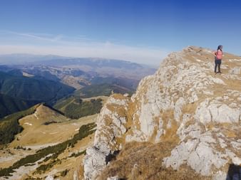 steinige Bergspitze mit Wanderin
