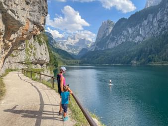 Die Autorin und Kind am Gosausee