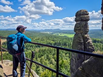 Wanderin genießt den Ausblick am Pfaffenstein