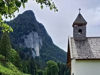 Old pilgrim chapel with a view of the Barmstein peaks in Hallein