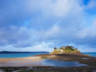 die Insel "île Besnard" am küstenabschnitt "Côte d'Émeraude"