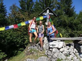 Wanderer beim Gipfelkreuz am Sonnwendköpfel