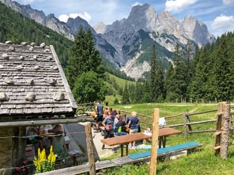 Wanderer rasten auf Almhütte