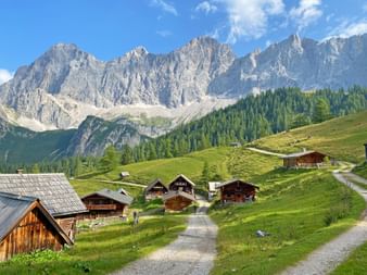 Almhuetten in Ramsau vor Bergpanorama