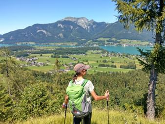 Wanderin mit Blick auf den Wolfgangsee