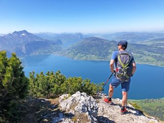 Wanderer mit Blick auf den Attersee und die Umgebung