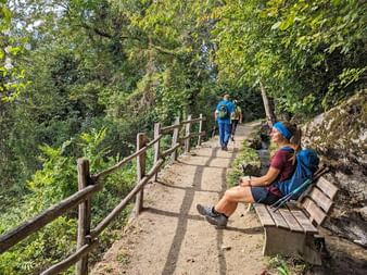 Wanderin genießt den Ausblick bei einer kurzen Rast