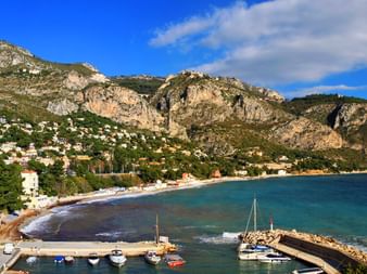 Kleiner Hafen und toller Küstenblick beim Wandern an der Côte d'Azur