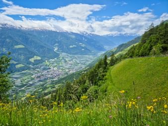 Meraner Höhenweg mit Ausblick auf Naturns