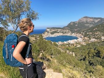 Wanderin mit Blick auf die Bucht von Port Soller