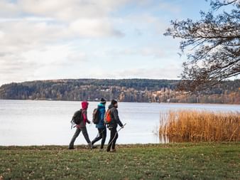 Hiking pleasure with a lake view along the Gotaleden