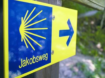 Hiking trail sign for the Salzburg and Tyrolean Way of St. James