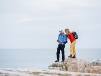 Zwei Wanderer auf Steinen in Varhallarna