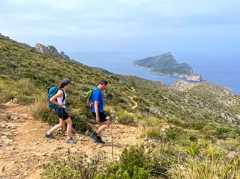 Wanderer in Richtung Sant Elm mit Blick auf La Dagonera