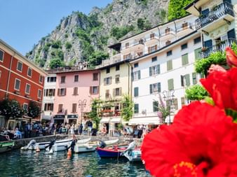 Hafen mit bunten Booten und urigen Fassaden in Limone sul Garda