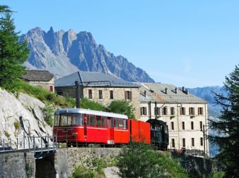 Zahnradbahn am Fuße des Mont Blanc