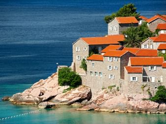 Die Insel Sveti Stefan mit ihren landestypischen Steinhäusern und roten Ziegeldächern