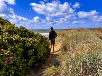 Wanderer am Strand des Kullaleden-Wanderwegs