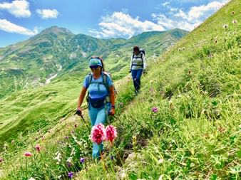Wanderinnen in den Bergen von Georgien
