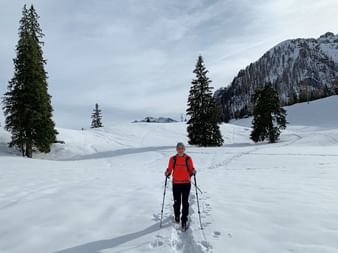Hikers on the Salzalpensteig in winter