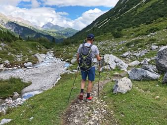 Walking through the riverbed of Lech river