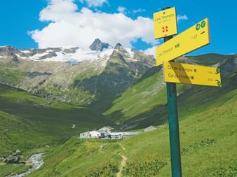 Wegweiser vor dem atemberaubenden Bergpanorama