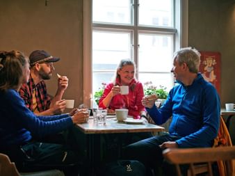 Lustige Wanderpause mit leckeren Snacks