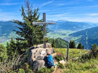 Kleines Gipfelkreuz mit Aussicht