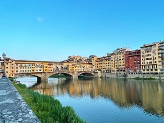Promenade und Brücke Ponte Vecchio in Florenz