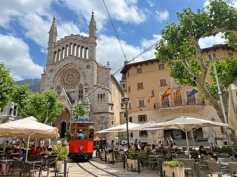 Marktplatz von Soller mit Kathedrale und der Schmalspurbahn Roter Blitz