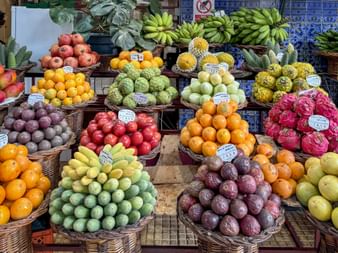 Verschiedene exotische Früchte in geflochtene Körbe