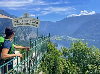 Wanderin auf der Aussichtsplattform Welterbeblick am Salzberg