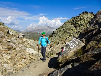 Wanderin in den französischen Alpen