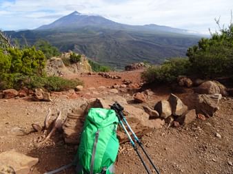Rucksack und Wanderstöcke vor Panorama in Teneriffa