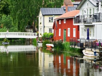 Der Nortalja Kanal mit den landestypischen bunten Holzhäusern