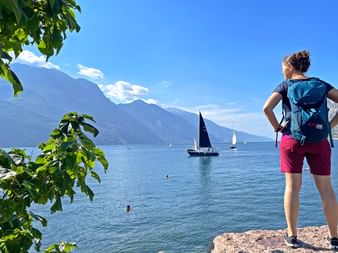 Wanderin am Ufer des Gardasee in Riva