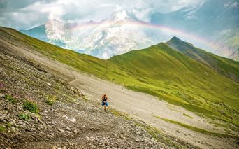 Wandern am Alpschelegrat mit Regenbogen über Kandersteg
