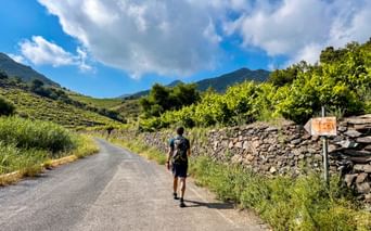 Wanderer entlang von Steinmauern