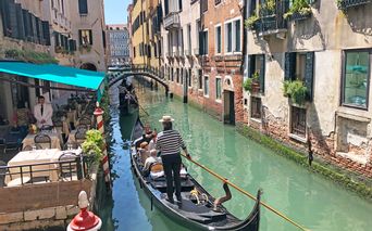 Traumhafter Blick auf die Gondeln in Venedig