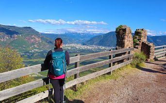Wanderin blickt auf Bozen und die Dolomiten