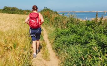 Wanderin am Küstenpfad in der Normandie