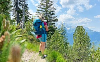 Wanderin mit Fernblick auf das Wettersteingebirge