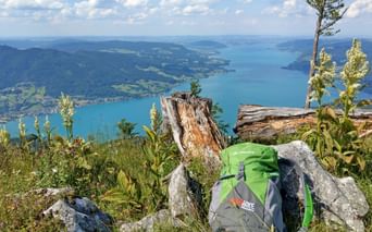 Eurohike Wanderrucksack und Blick auf die Seen des Salzkammerguts