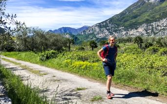 Eine Wanderin am Eurohike-Wanderweg in Italien