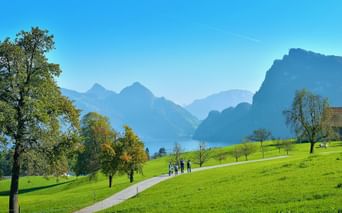 A family hike over meadow paths in Nidwalden on Lake Lucerne, with the mountain panorama in the background