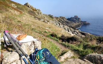 Wanderpause mit Blick auf das Meer