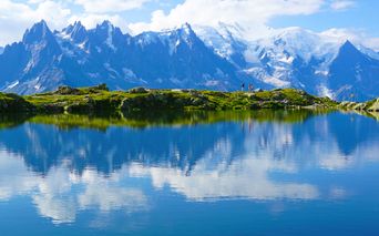 Bergsee mit Sicht auf den Mont Blanc