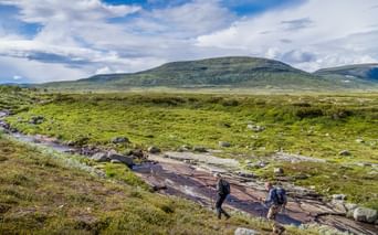 Zwei Wanderer auf Wanderweg in Livsaeteran