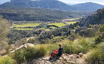Wanderin mit Blick auf das Panorama Richtung Orient