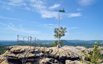Weather vanes in Gohrisch with a view of the valley